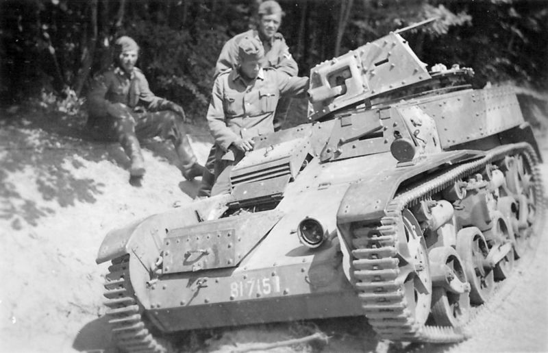 Немецкие солдаты рядом с легким танком AMR 33. Граница Франции с Бельгией. Май 1940 г.