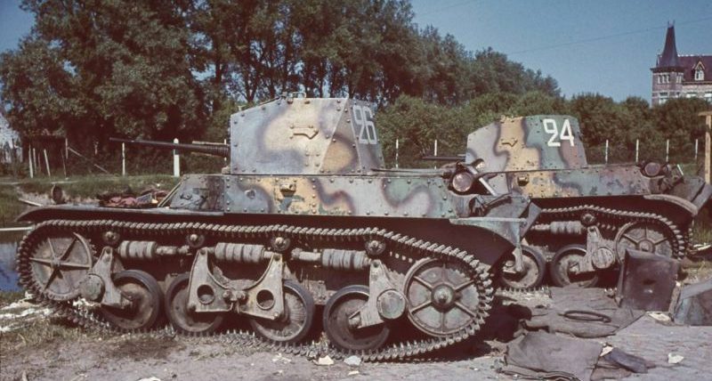 Брошенные легкие танки AMR-35 в районе Дюнкерка. Май 1940 г. 