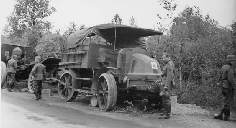 Захваченный артиллерийский тягач Latil TAR с 220-мм мортирой. Июнь 1940 г.