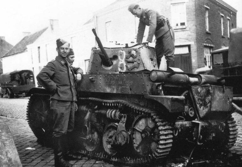Немецкие зенитчики осматривают легкий танк AMR 35 ZT, подбитый в Бельгии. Май 1940 г.