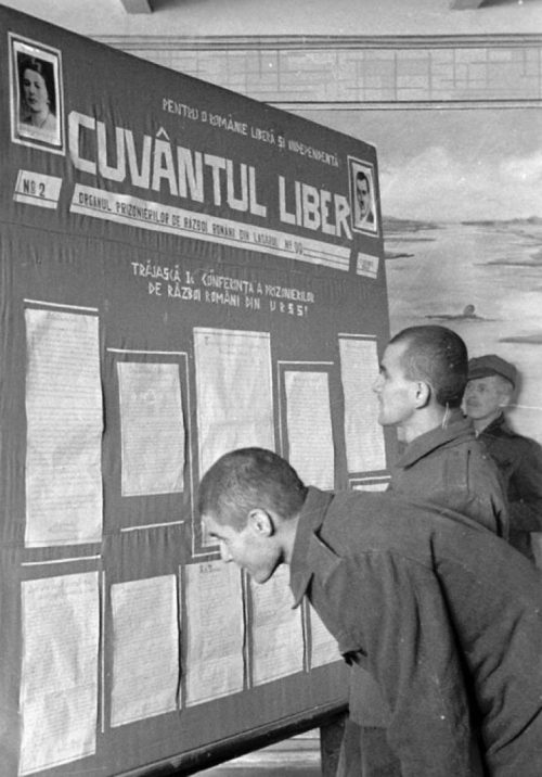 Румынские солдаты, находящиеся в лагере военнопленных, читают стенную газету. 1941 г.