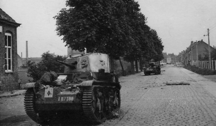 Пулеметные разведывательные легкие танки AMR 35, брошенные на дороге в Бельгии. Май 1940 г. 