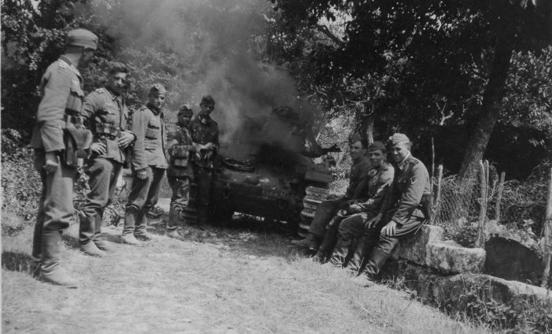 Немецкие солдаты у горящего легкого танка Renault R40. Май 1940 г. 