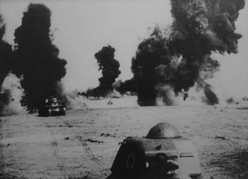 Французские танки Hotchkiss H35 под ударом немецкой авиации в районе Ле-Мана. Июнь 1940 г. 