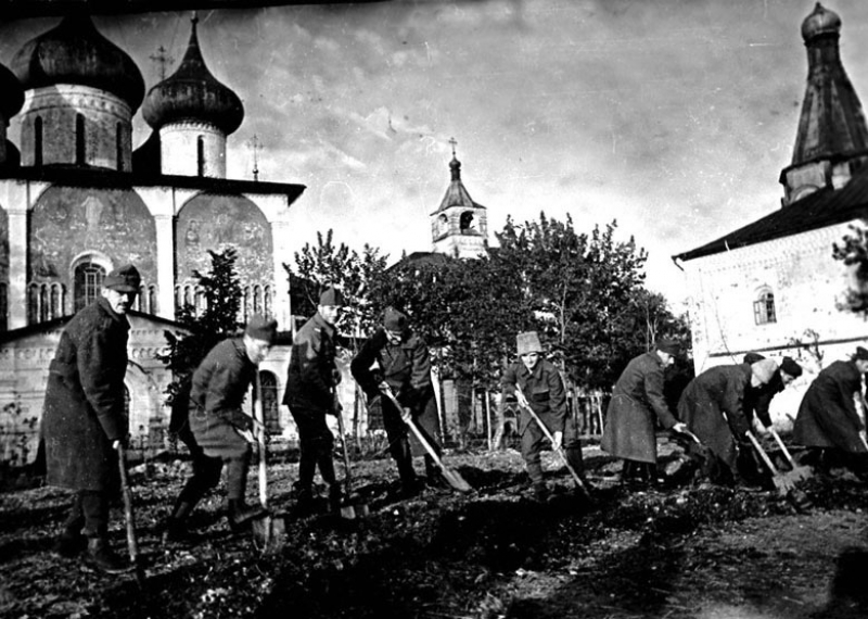 Румынские офицеры – военнопленные лагеря № 160 за работой в огороде. Суздаль, 1943 г.