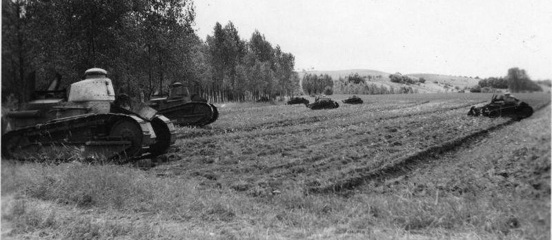 Легкие танки Renault FT-17, подбитые у Куавиллер к северо-востоку от Нанси. Июнь 1940 г. 