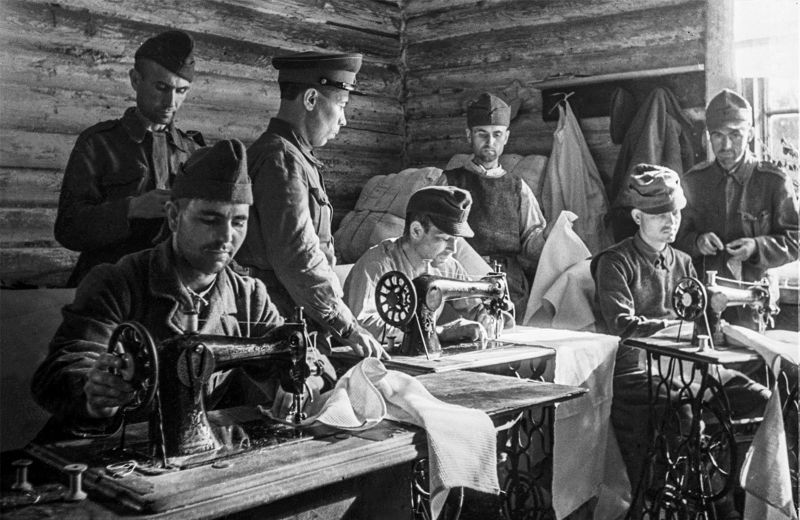 Румынские и немецкие военнопленные в швейном цехе лагеря для военнопленных. 1944 г