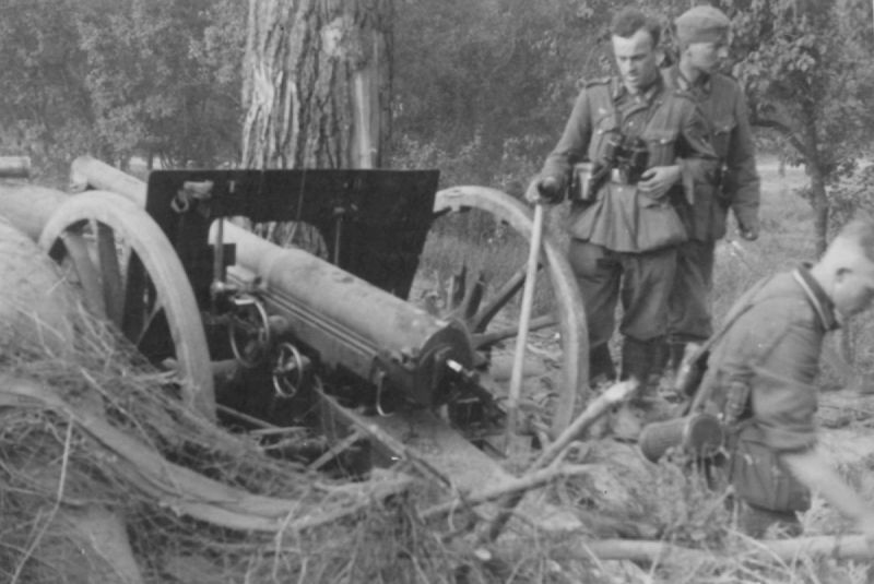 Немецкие солдаты у захваченной 75-мм полевой пушки. Июнь 1940 г.
