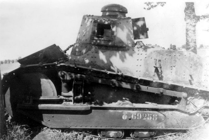 Брошенные и подбитые легкие танки Renault FT-31. Июнь 1940 г. 