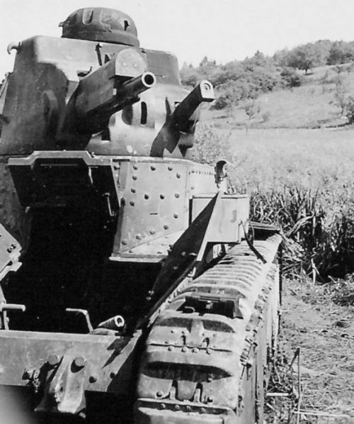 Танк Char D1, брошенный из-за неисправности в поле. Июнь 1940 г.