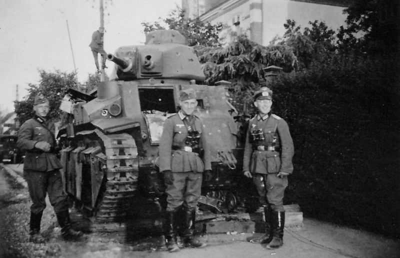 Немецкие военнослужащие у танка Renault D2 в Миллансе. Июнь 1940 г. 