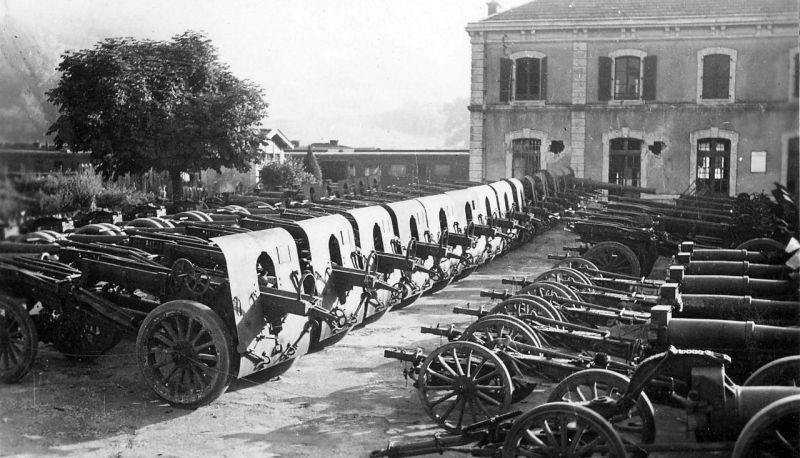 Французские 155-мм гаубицы, захваченные немецкими войсками. 1940 г. 