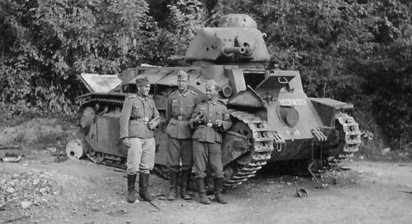 Немецкие военнослужащие у танка Renault D2 в Миллансе. Июнь 1940 г. 