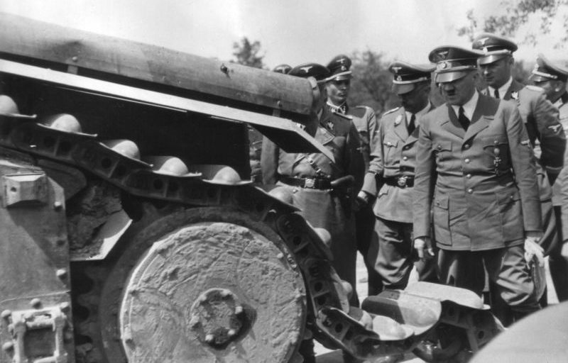 Адольф Гитлер осматривает подбитый французский танк Char B1-bis. Июнь 1940 г.