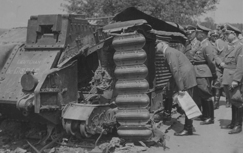 Адольф Гитлер осматривает подбитый французский танк Char B1-bis. Июнь 1940 г.