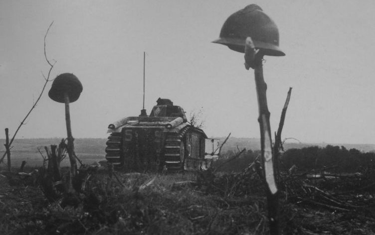 Могила французских танкистов и танк Char B1-bis в районе Шалон-сюр-Марн. Июнь 1940 г. 