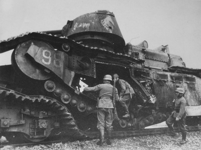 Солдаты Вермахта осматривают танк Char 2C «Берри», уничтоженный экипажем. Июнь 1940 г. 