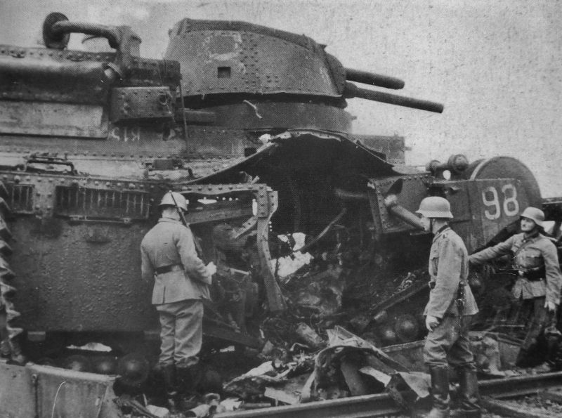 Солдаты Вермахта осматривают танк Char 2C «Берри», уничтоженный экипажем. Июнь 1940 г. 
