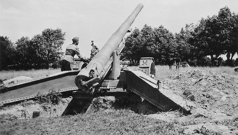 Французские 155-мм гаубицы, захваченные немецкими войсками. 1940 г. 
