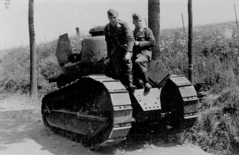 Немецкие солдаты у легкого танка Renault FT-17. Июнь 1940 г. 