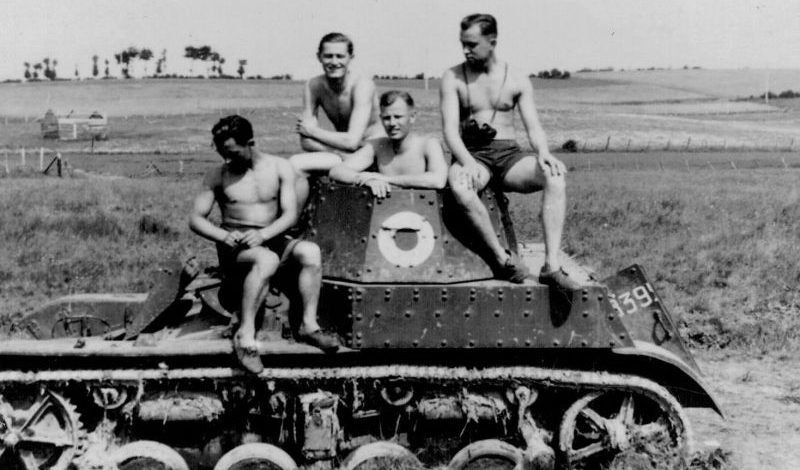 Немецкие солдаты на подбитом разведывательном легком танке AMR-33. Июнь 1940 г. 