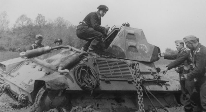 Немецкие танкисты рассматривают подбитый легкий танк FCM 36. Июнь 1940 г. 