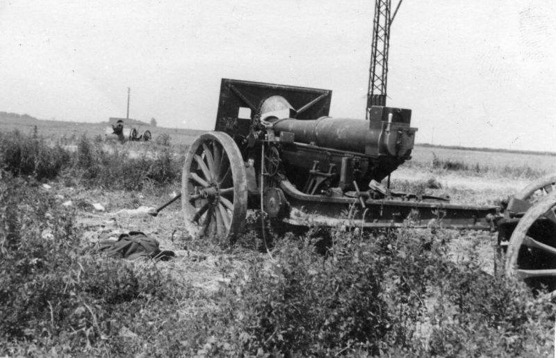 Брошенные французские 155-мм пушки. 1940 г. 