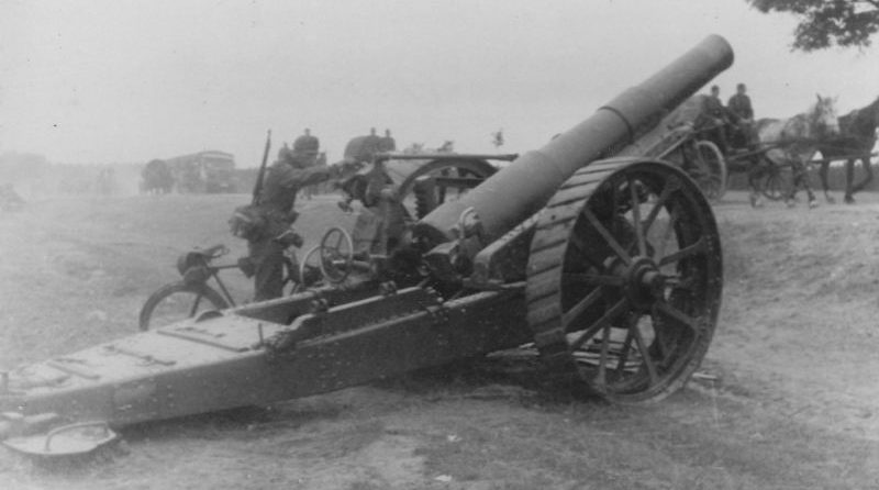 Брошенная 203-мм гаубица. 1940 г. 