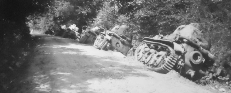 Колонна брошенных легких танков Renault R35. Июнь 1940 г. 