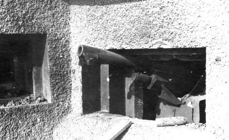 Разбитая 75-мм полевая пушка в амбразуре ДОТа на линии Мажино. 1940 г. 