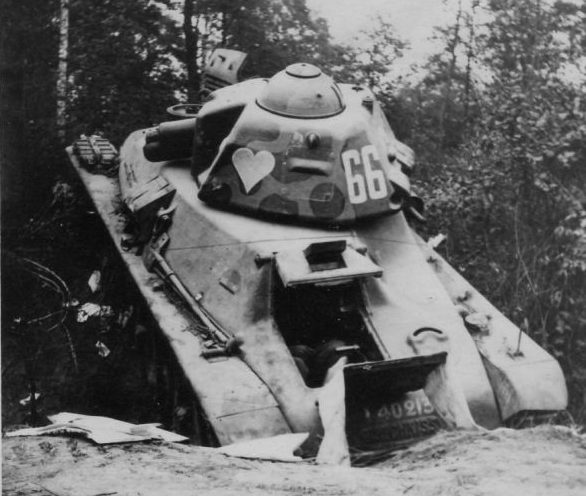 Застрявший и брошенный французский легкий танк Hotchkiss H35. Июнь 1940 г.