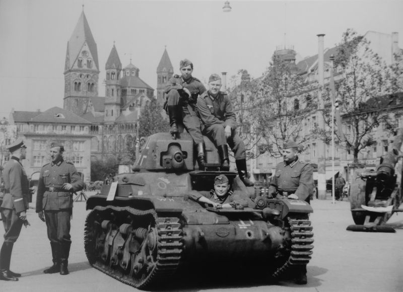 Трофейный французский легкий танк Renault R35 на площади Ноймаркт в Кельне. Август 1940 г. 