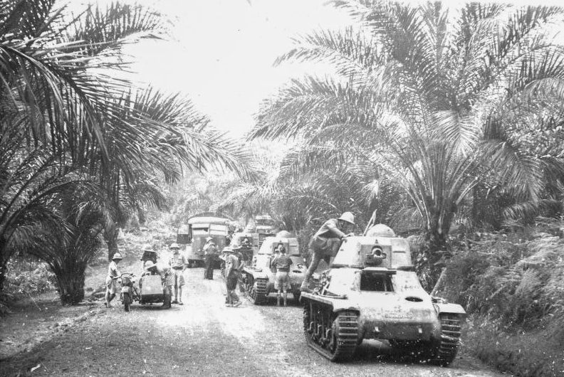 Танки Hotchkiss H35 сил Свободной Франции во время Габонской операции. Ноябрь 1940 г. 