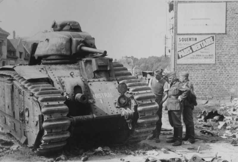 Немецкие военнослужащие осматривают подбитые французские танки B1. 1940 г.