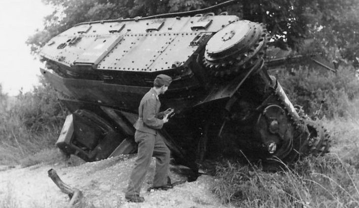 Немецкие военнослужащие осматривают подбитые французские танки B1. 1940 г.