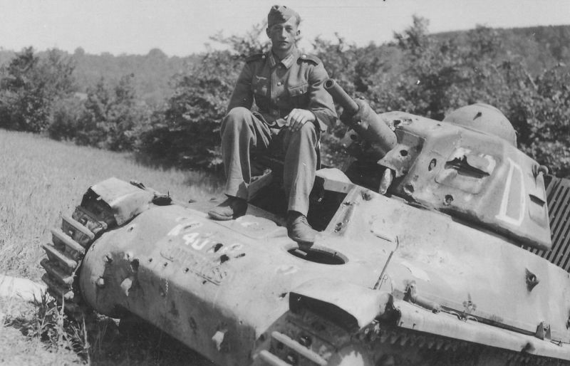 Немецкий солдат на подбитом французском легком танке Hotchkiss H35. 1940 г. 