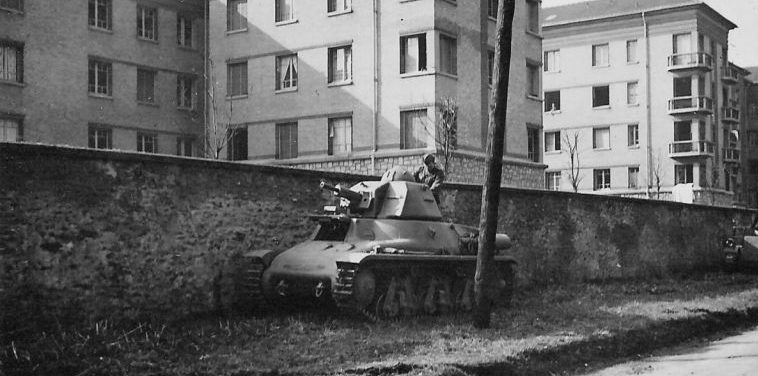 Брошенный легкий танк Hotchkiss H39 на улице города. 1940 г. 