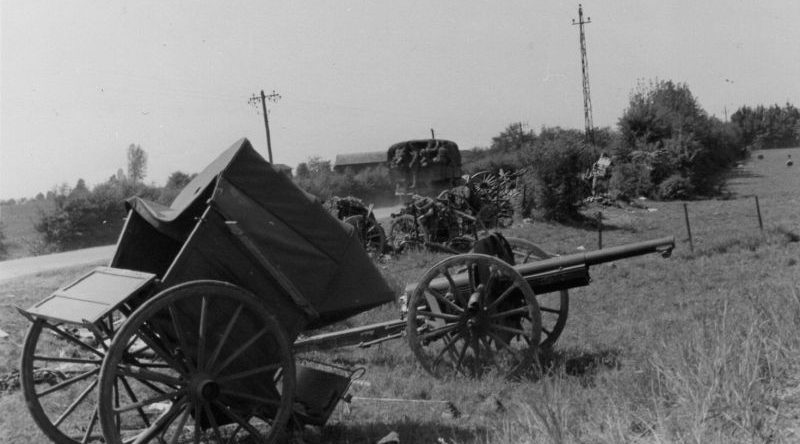 Брошенная 75-мм полевая пушка. 1940 г.