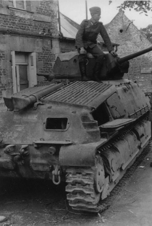 Немецкий солдат на башне брошенного танка Somua S35. 1940 г.