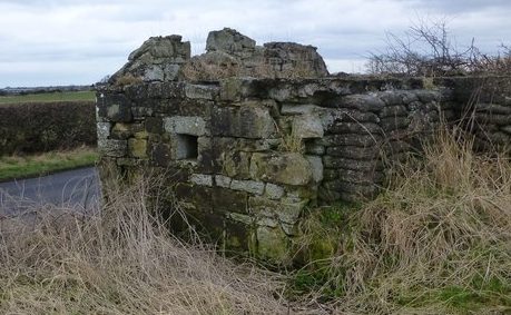 Остатки каменного, шестиугольного, трехамбразурного ДОТа между Глостер Хиллом и Варкуортом. 