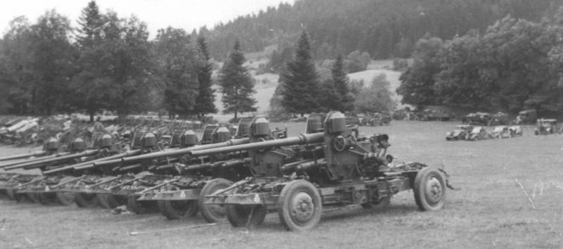 Захваченные немецкими войсками французские тяжелые 75-мм зенитные пушки образца 1932 года. 1940 г.