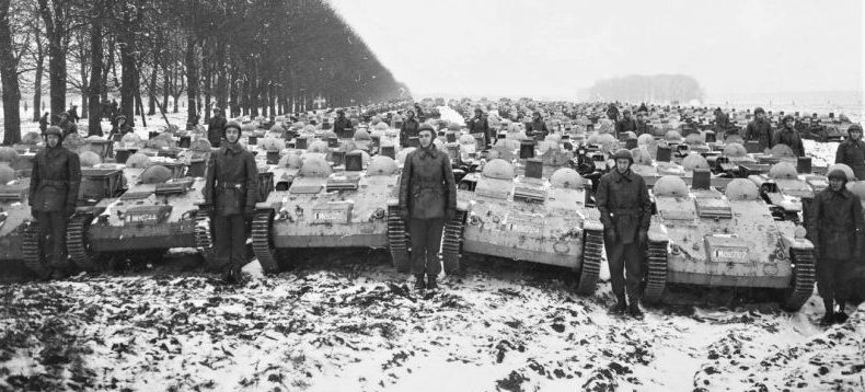 Французские солдаты у танкеток Renault UE Chenillette. 1940 г. 