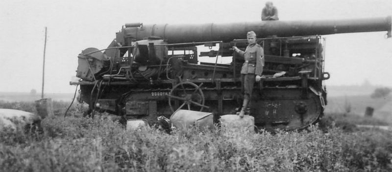 Немецкие солдаты у захваченной французской 194-мм самоходной пушки. 1940 г. 