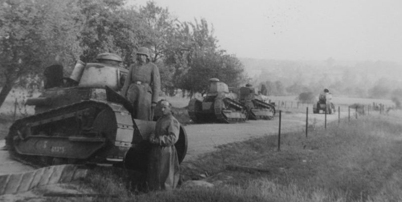 Немецкие солдаты у подбитого легкого танка FT-17. 1940 г. 