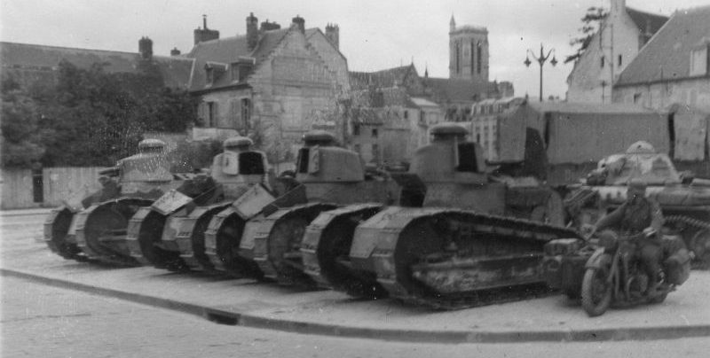 Брошенные легкие танки Renault FT-17 и Renault R35. 1940 г. 