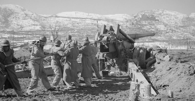 Французские артиллеристы 4-й батареи обслуживают 155-мм орудие М1 американского производства на позиции под Аккуафондатой. 24 февраля 1944 г. 