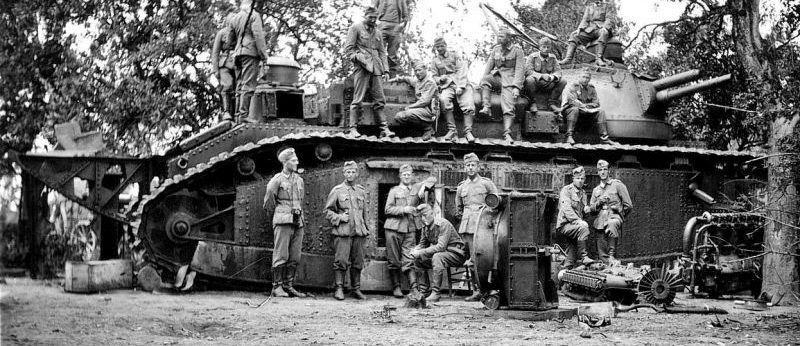 Немецкие солдаты у танка-гиганта Char 2C №95 «Touraine». 1940 г. 