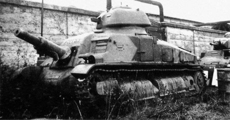 Брошенная экспериментальная французская САУ SAu 40 на базе танка Somua S35. 1940 г. 