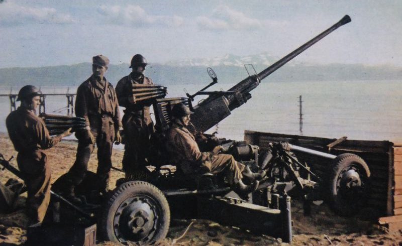 Расчет 40-мм зенитной пушки «Бофорс» на берегу Боденского озера. Апрель 1945 г. 