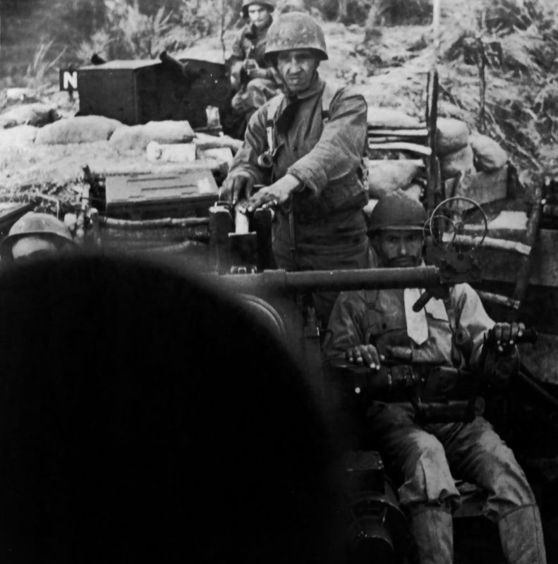 Зенитчики Французского экспедиционного корпуса у 40-мм зенитной пушки «Бофорс» под Монте-Кассино. 1945 г. 